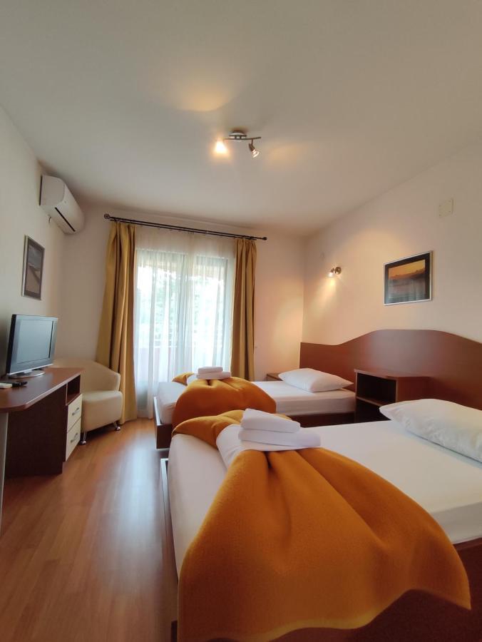 Hotel Prvan Vrgorac Екстер'єр фото