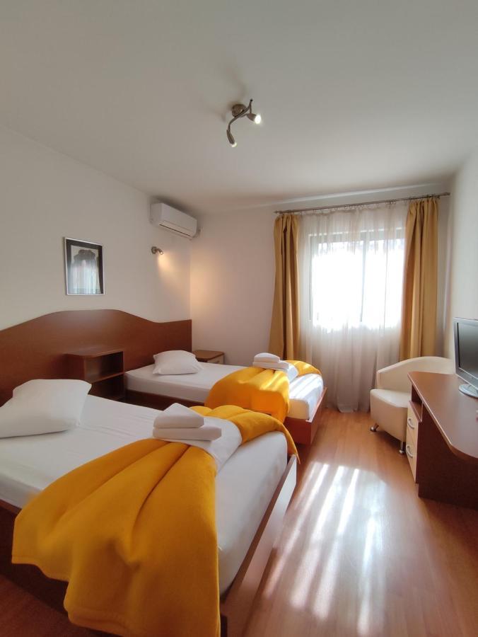 Hotel Prvan Vrgorac Екстер'єр фото