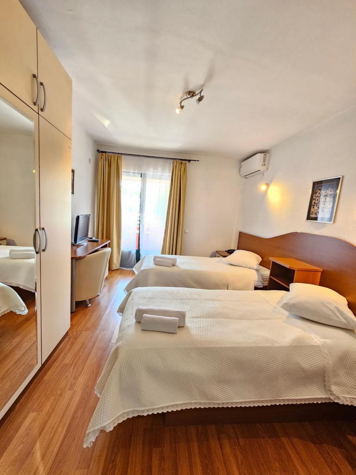 Hotel Prvan Vrgorac Екстер'єр фото