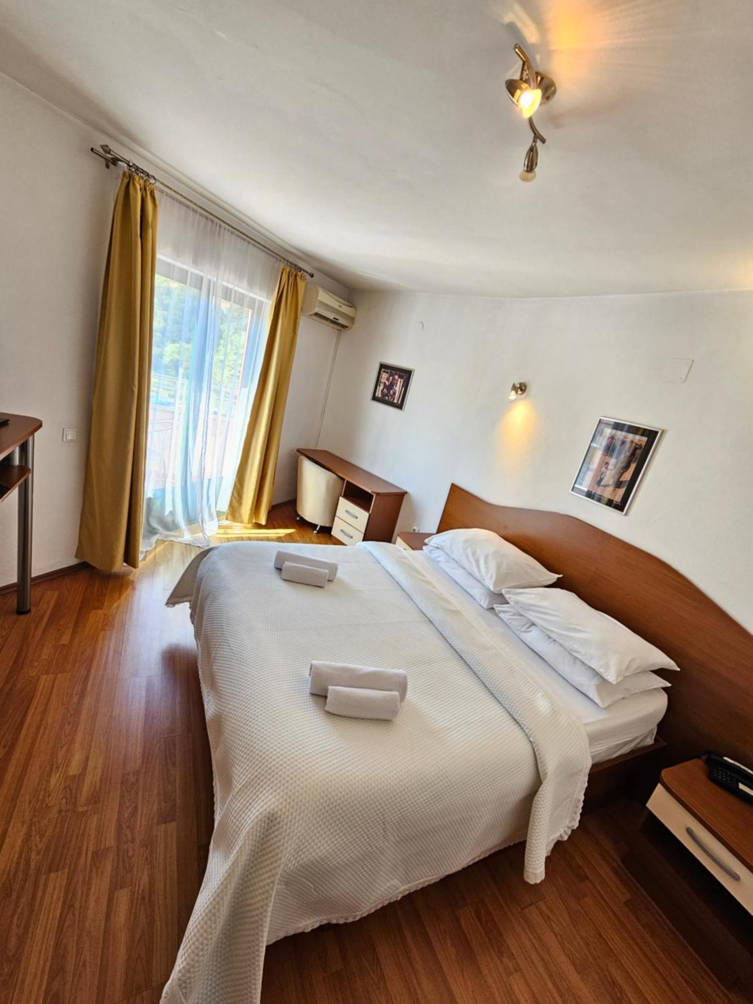 Hotel Prvan Vrgorac Екстер'єр фото