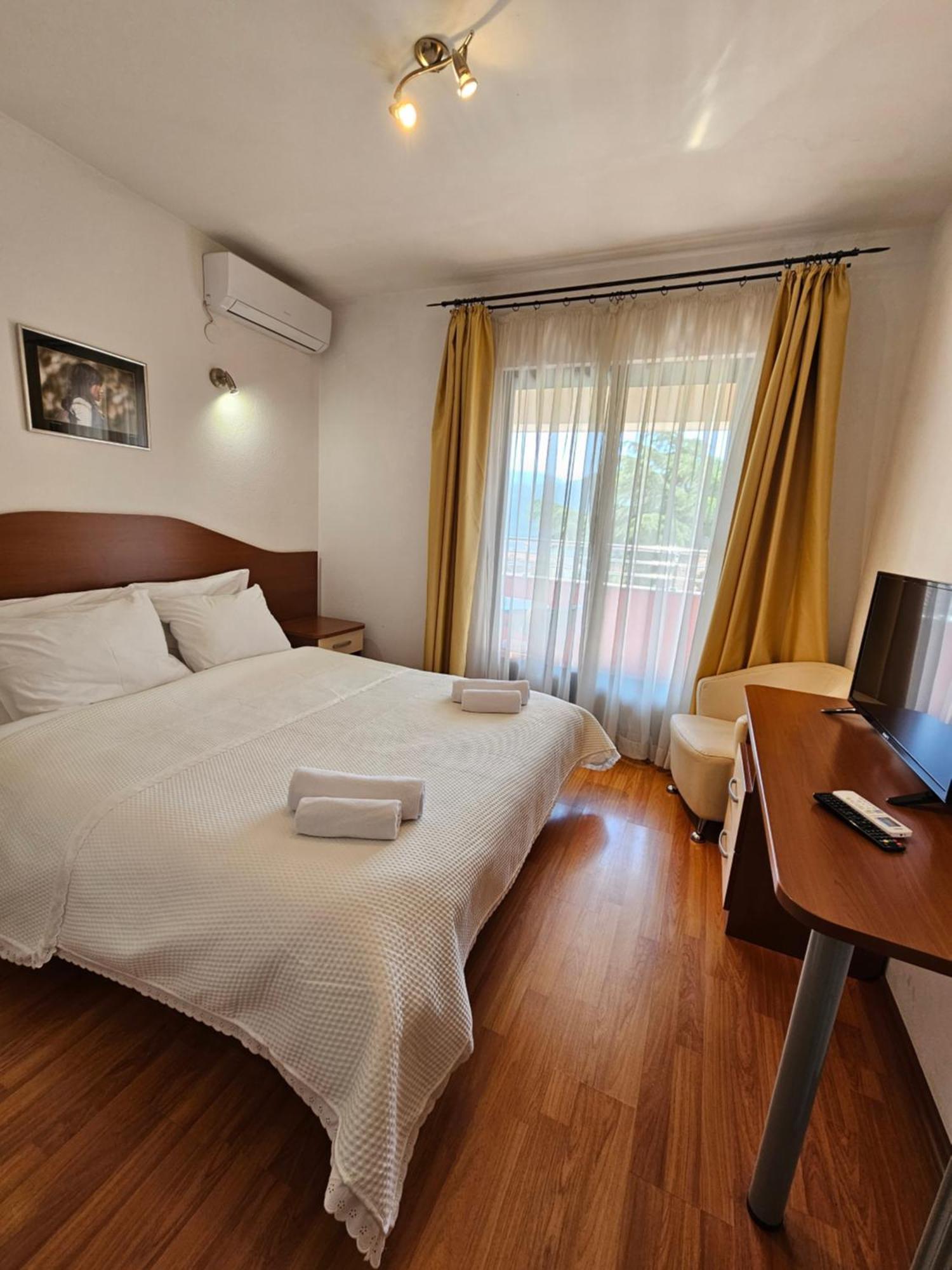 Hotel Prvan Vrgorac Екстер'єр фото